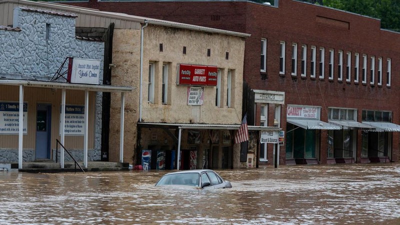 Foto udara air banjir mengelilingi sebuah rumah di Breathitt County dekat Jackson, Kentucky, Sabtu (30/7/2022). Air banjir telah surut tetapi masih mengelilingi sebagian besar wilayah tersebut.  (Photo by Michael Swensen/Getty Images)