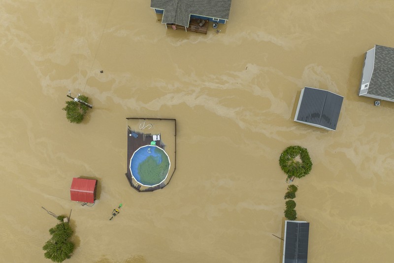 Banjir di Kentucky AS Foto udara air banjir mengelilingi sebuah rumah di Breathitt County dekat Jackson, Kentucky, Sabtu (30/7/2022). Air banjir telah surut tetapi masih mengelilingi sebagian besar wilayah tersebut. (Photo by Michael Swensen/Getty Images)