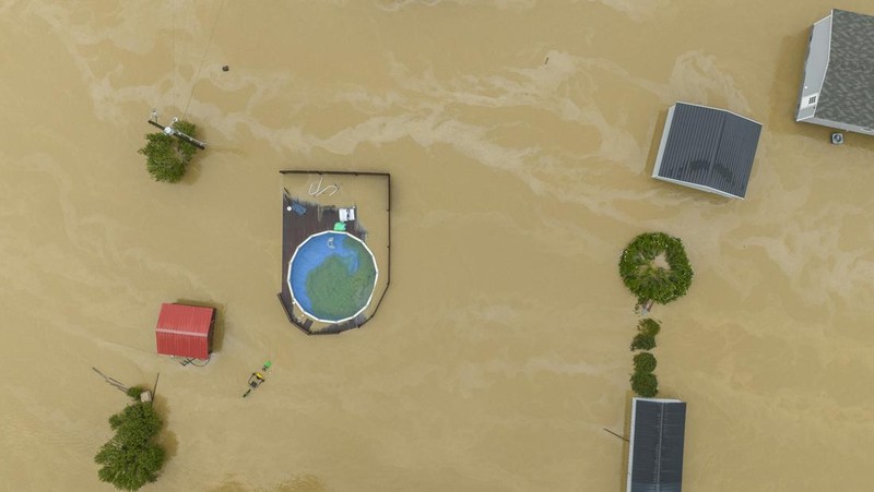 Foto udara air banjir mengelilingi sebuah rumah di Breathitt County dekat Jackson, Kentucky, Sabtu (30/7/2022). Air banjir telah surut tetapi masih mengelilingi sebagian besar wilayah tersebut.  (Photo by Michael Swensen/Getty Images)