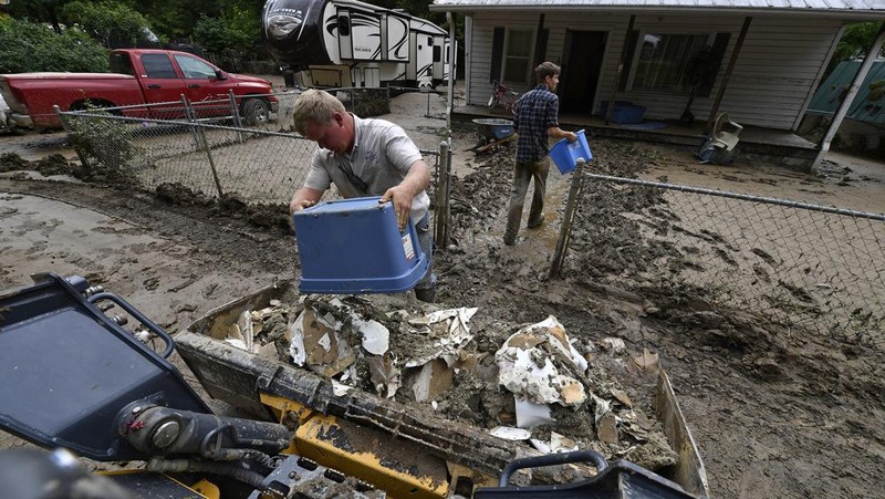 Foto udara air banjir mengelilingi sebuah rumah di Breathitt County dekat Jackson, Kentucky, Sabtu (30/7/2022). Air banjir telah surut tetapi masih mengelilingi sebagian besar wilayah tersebut.  (Photo by Michael Swensen/Getty Images)
