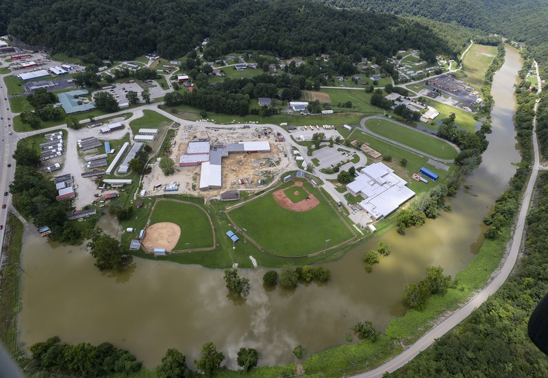 Foto udara air banjir mengelilingi sebuah rumah di Breathitt County dekat Jackson, Kentucky, Sabtu (30/7/2022). Air banjir telah surut tetapi masih mengelilingi sebagian besar wilayah tersebut.  (Photo by Michael Swensen/Getty Images)