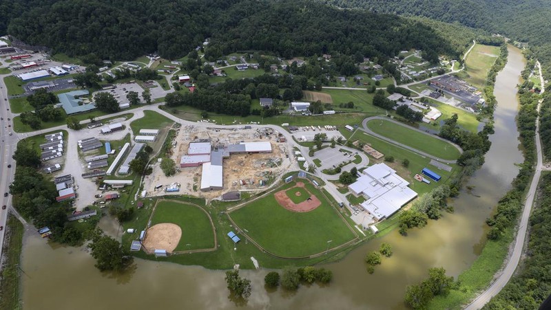 Foto udara air banjir mengelilingi sebuah rumah di Breathitt County dekat Jackson, Kentucky, Sabtu (30/7/2022). Air banjir telah surut tetapi masih mengelilingi sebagian besar wilayah tersebut.  (Photo by Michael Swensen/Getty Images)