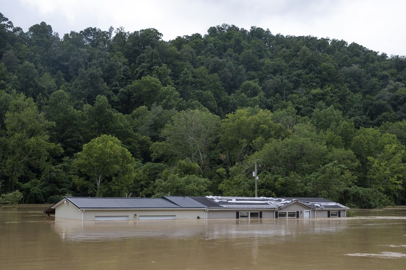 Banjir di Kentucky AS Foto udara air banjir mengelilingi sebuah rumah di Breathitt County dekat Jackson, Kentucky, Sabtu (30/7/2022). Air banjir telah surut tetapi masih mengelilingi sebagian besar wilayah tersebut. (Photo by Michael Swensen/Getty Images)