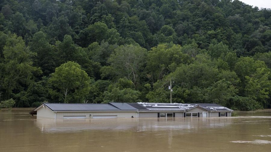 Foto udara air banjir mengelilingi sebuah rumah di Breathitt County dekat Jackson, Kentucky, Sabtu (30/7/2022). Air banjir telah surut tetapi masih mengelilingi sebagian besar wilayah tersebut.  (Photo by Michael Swensen/Getty Images)