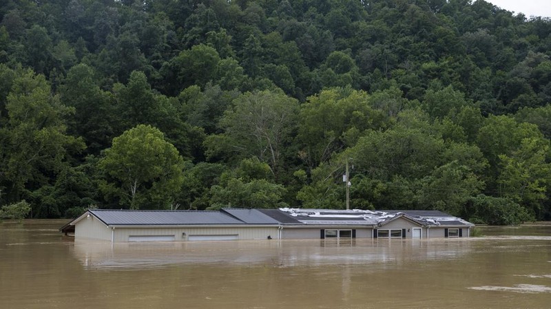 Foto udara air banjir mengelilingi sebuah rumah di Breathitt County dekat Jackson, Kentucky, Sabtu (30/7/2022). Air banjir telah surut tetapi masih mengelilingi sebagian besar wilayah tersebut.  (Photo by Michael Swensen/Getty Images)