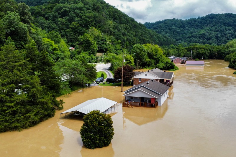 Foto udara air banjir mengelilingi sebuah rumah di Breathitt County dekat Jackson, Kentucky, Sabtu (30/7/2022). Air banjir telah surut tetapi masih mengelilingi sebagian besar wilayah tersebut.  (Photo by Michael Swensen/Getty Images)