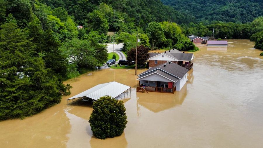 Foto udara air banjir mengelilingi sebuah rumah di Breathitt County dekat Jackson, Kentucky, Sabtu (30/7/2022). Air banjir telah surut tetapi masih mengelilingi sebagian besar wilayah tersebut.  (Photo by Michael Swensen/Getty Images)