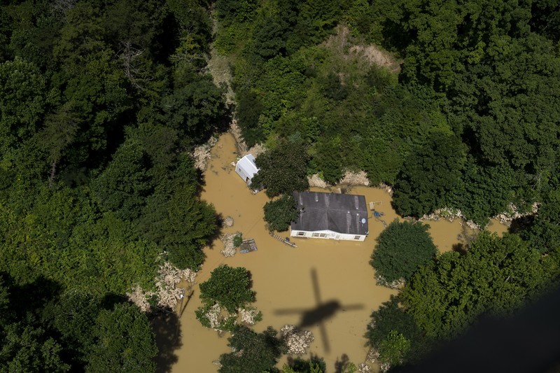 Banjir di Kentucky AS Foto udara air banjir mengelilingi sebuah rumah di Breathitt County dekat Jackson, Kentucky, Sabtu (30/7/2022). Air banjir telah surut tetapi masih mengelilingi sebagian besar wilayah tersebut. (Photo by Michael Swensen/Getty Images)