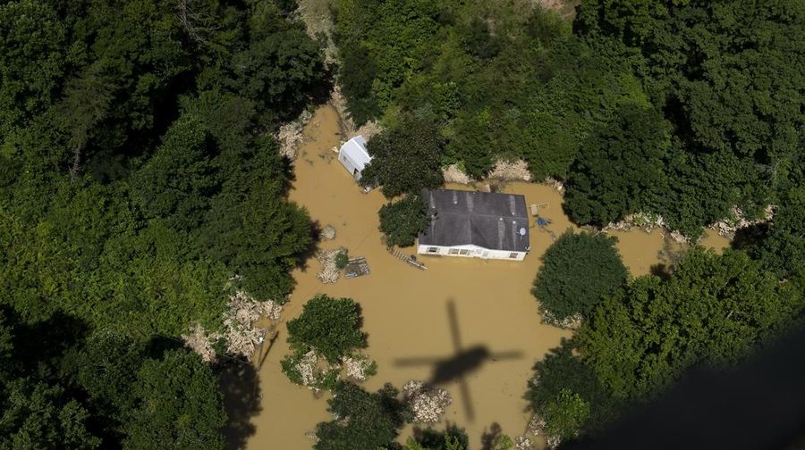 Foto udara air banjir mengelilingi sebuah rumah di Breathitt County dekat Jackson, Kentucky, Sabtu (30/7/2022). Air banjir telah surut tetapi masih mengelilingi sebagian besar wilayah tersebut.  (Photo by Michael Swensen/Getty Images)