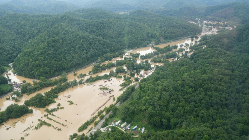 Banjir di Kentucky AS Foto udara air banjir mengelilingi sebuah rumah di Breathitt County dekat Jackson, Kentucky, Sabtu (30/7/2022). Air banjir telah surut tetapi masih mengelilingi sebagian besar wilayah tersebut. (Photo by Michael Swensen/Getty Images)