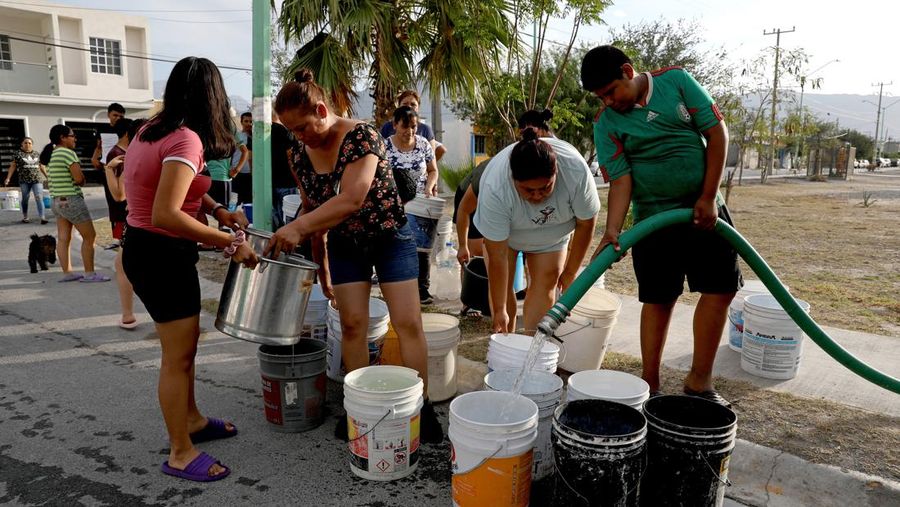 Warga mengantre untuk air yang tidak dapat diminum yang dikirim oleh truk tangki di Colonia Mirador de Garcia di García, Nuevo Leon, Mexico, Selasa (19/7/2022). (Gary Coronado / Los Angeles Times via Getty Images)