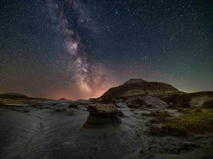 Bukan Lagi Pantai, Turis Dunia Kini Berburu Langit Penuh Bintang