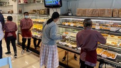 Video: Jajan di Toko Roti Tertua di Jakarta