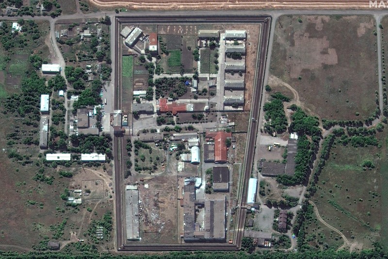 Tim penyelamat memindahkan puing-puing sebuah hotel yang dihancurkan oleh serangan militer Rusia, saat serangan Rusia di Ukraina berlanjut, di kota Bakhmut, wilayah Donetsk, Ukraina, Rabu (27/7/2022). ( Press service of the State Emergency Service of Ukraine/Handout via REUTERS)