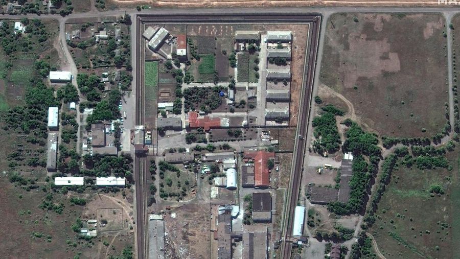 Dalam foto satelit yang disediakan oleh Maxar Technologies ini, pemandangan pusat penahanan Olenivka, di provinsi Donetsk Timur, setelah serangan terhadap penjara dilaporkan menewaskan tentara Ukraina yang ditangkap pada Mei setelah jatuhnya Mariupol, kota pelabuhan Laut Hitam di mana pasukan dan Resimen Azov dari penjaga nasional terkenal bertahan melawan pengepungan Rusia selama berbulan-bulan. Otoritas separatis dan pejabat Rusia mengatakan serangan itu menewaskan 53 tawanan perang Ukraina dan melukai 75 lainnya. (Satellite image ©2022 Maxar Technologies via AP)