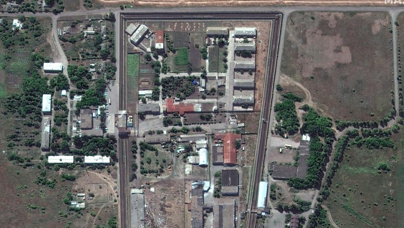 Tim penyelamat memindahkan puing-puing sebuah hotel yang dihancurkan oleh serangan militer Rusia, saat serangan Rusia di Ukraina berlanjut, di kota Bakhmut, wilayah Donetsk, Ukraina, Rabu (27/7/2022). ( Press service of the State Emergency Service of Ukraine/Handout via REUTERS)