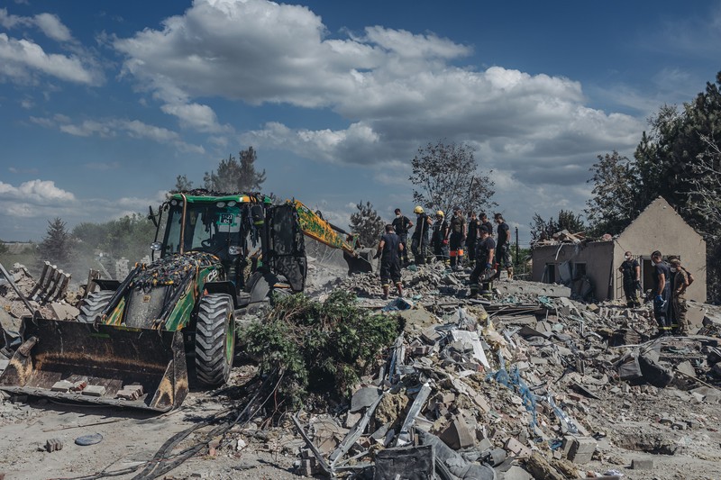Tim penyelamat memindahkan puing-puing sebuah hotel yang dihancurkan oleh serangan militer Rusia, saat serangan Rusia di Ukraina berlanjut, di kota Bakhmut, wilayah Donetsk, Ukraina, Rabu (27/7/2022). ( Press service of the State Emergency Service of Ukraine/Handout via REUTERS)