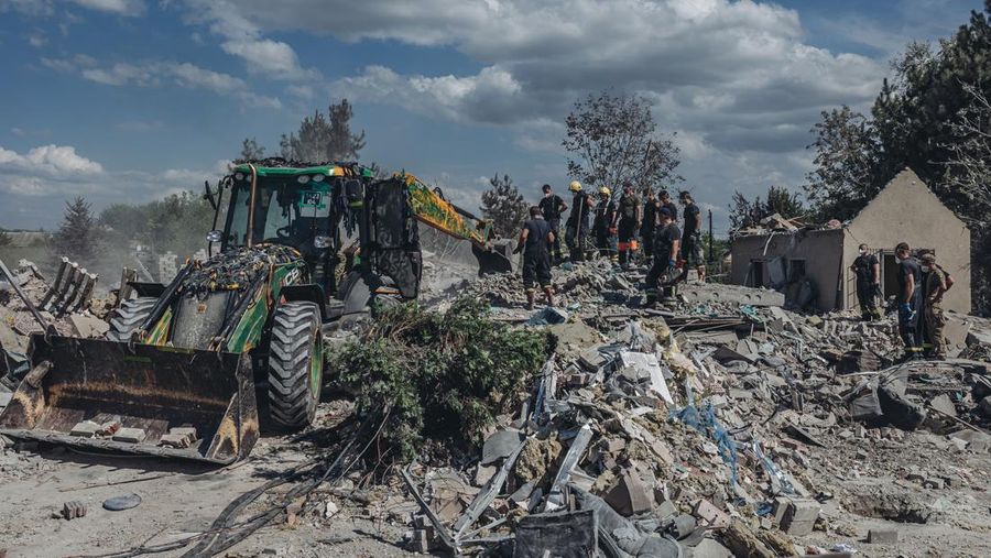 Tim penyelamat memindahkan puing-puing sebuah hotel yang dihancurkan oleh serangan militer Rusia, saat serangan Rusia di Ukraina berlanjut, di kota Bakhmut, wilayah Donetsk, Ukraina, Rabu (27/7/2022). ( Press service of the State Emergency Service of Ukraine/Handout via REUTERS)