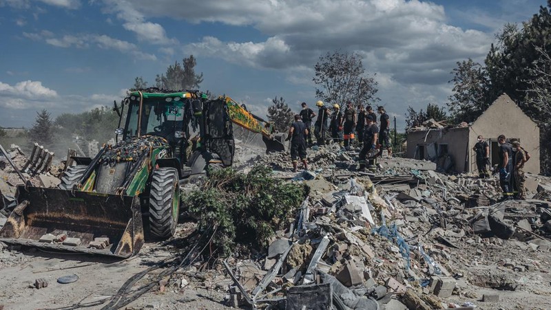 Tim penyelamat memindahkan puing-puing sebuah hotel yang dihancurkan oleh serangan militer Rusia, saat serangan Rusia di Ukraina berlanjut, di kota Bakhmut, wilayah Donetsk, Ukraina, Rabu (27/7/2022). ( Press service of the State Emergency Service of Ukraine/Handout via REUTERS)