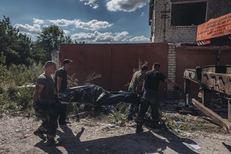 Tim penyelamat memindahkan puing-puing sebuah hotel yang dihancurkan oleh serangan militer Rusia, saat serangan Rusia di Ukraina berlanjut, di kota Bakhmut, wilayah Donetsk, Ukraina, Rabu (27/7/2022). ( Press service of the State Emergency Service of Ukraine/Handout via REUTERS)