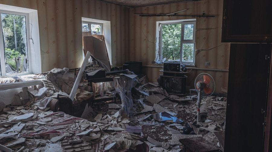 Sebuah rumah yang rusak terlihat setelah pseranganm Rusia di Kramatorsk, Ukraina, Jumat (29/7/2022). (Photo by Diego Herrera Carcedo/Anadolu Agency via Getty Images)