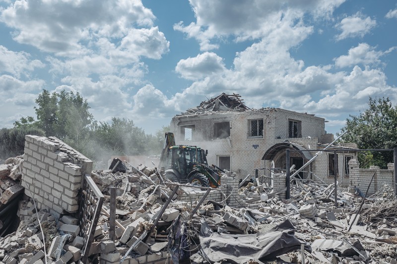 Tim penyelamat memindahkan puing-puing sebuah hotel yang dihancurkan oleh serangan militer Rusia, saat serangan Rusia di Ukraina berlanjut, di kota Bakhmut, wilayah Donetsk, Ukraina, Rabu (27/7/2022). ( Press service of the State Emergency Service of Ukraine/Handout via REUTERS)