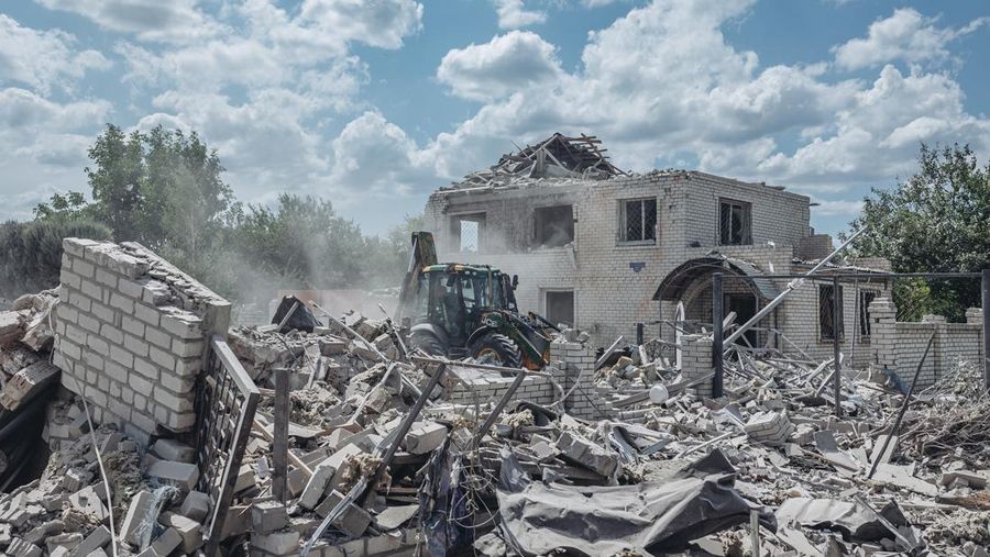 Tim penyelamat memindahkan puing-puing sebuah hotel yang dihancurkan oleh serangan militer Rusia, saat serangan Rusia di Ukraina berlanjut, di kota Bakhmut, wilayah Donetsk, Ukraina, Rabu (27/7/2022). ( Press service of the State Emergency Service of Ukraine/Handout via REUTERS)