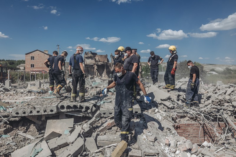 Kerusakan Akibat Serangan Rusia di kota Bakhmut, wilayah Donetsk, Ukraina Tim penyelamat memindahkan puing-puing sebuah hotel yang dihancurkan oleh serangan militer Rusia, saat serangan Rusia di Ukraina berlanjut, di kota Bakhmut, wilayah Donetsk, Ukraina, Rabu (27/7/2022). ( Press service of the State Emergency Service of Ukraine/Handout via REUTERS)
