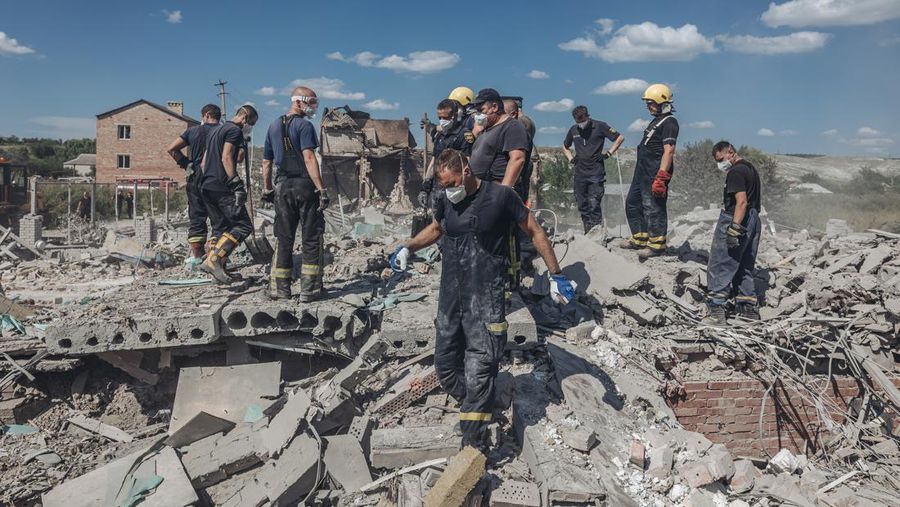 Tim penyelamat memindahkan puing-puing sebuah hotel yang dihancurkan oleh serangan militer Rusia, saat serangan Rusia di Ukraina berlanjut, di kota Bakhmut, wilayah Donetsk, Ukraina, Rabu (27/7/2022). ( Press service of the State Emergency Service of Ukraine/Handout via REUTERS)