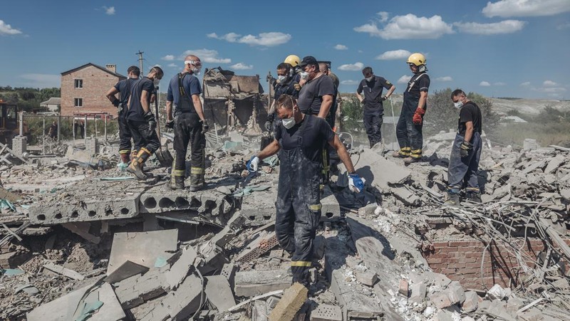 Tim penyelamat memindahkan puing-puing sebuah hotel yang dihancurkan oleh serangan militer Rusia, saat serangan Rusia di Ukraina berlanjut, di kota Bakhmut, wilayah Donetsk, Ukraina, Rabu (27/7/2022). ( Press service of the State Emergency Service of Ukraine/Handout via REUTERS)