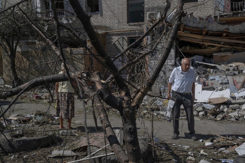 Tim penyelamat memindahkan puing-puing sebuah hotel yang dihancurkan oleh serangan militer Rusia, saat serangan Rusia di Ukraina berlanjut, di kota Bakhmut, wilayah Donetsk, Ukraina, Rabu (27/7/2022). ( Press service of the State Emergency Service of Ukraine/Handout via REUTERS)