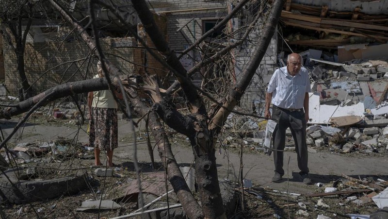 Tim penyelamat memindahkan puing-puing sebuah hotel yang dihancurkan oleh serangan militer Rusia, saat serangan Rusia di Ukraina berlanjut, di kota Bakhmut, wilayah Donetsk, Ukraina, Rabu (27/7/2022). ( Press service of the State Emergency Service of Ukraine/Handout via REUTERS)
