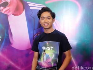 Betrand Peto Antusias Sambut Imlek: Bagi-Bagi Angpau dan Kebersamaan Keluarga