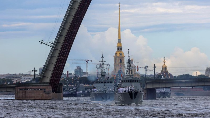 Russian multiple rocket launch systems fire during a parade marking Navy Day in Baltiysk in the Kaliningrad region, Russia July 31, 2022. REUTERS/Vitaly Nevar