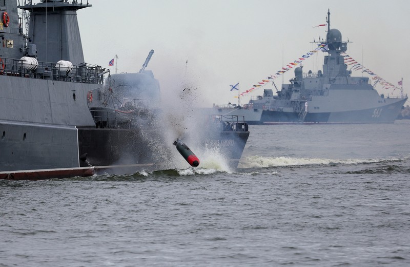 UKRAINE-CRISIS/RUSSIA-NAVY Russian multiple rocket launch systems fire during a parade marking Navy Day in Baltiysk in the Kaliningrad region, Russia July 31, 2022. REUTERS/Vitaly Nevar