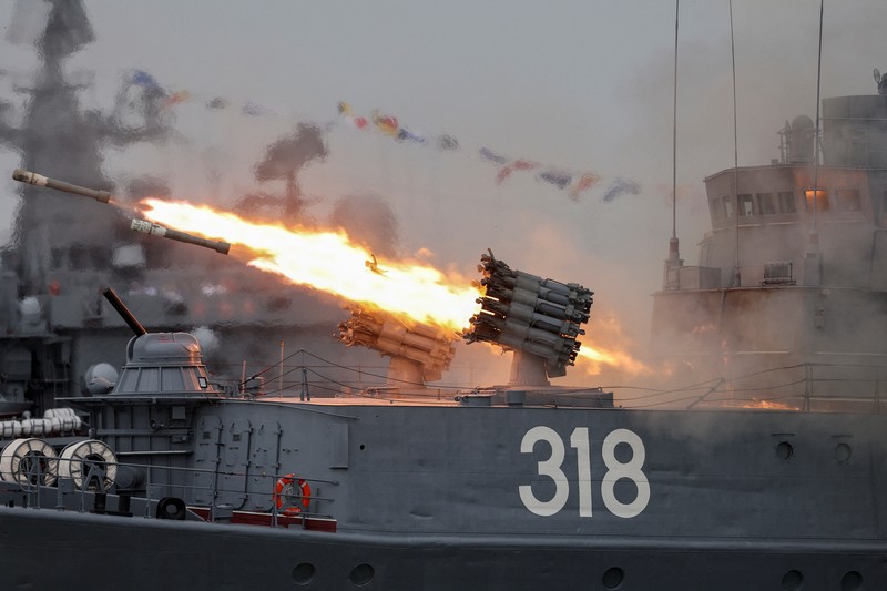 UKRAINE-CRISIS/RUSSIA-NAVY Russian multiple rocket launch systems fire during a parade marking Navy Day in Baltiysk in the Kaliningrad region, Russia July 31, 2022. REUTERS/Vitaly Nevar