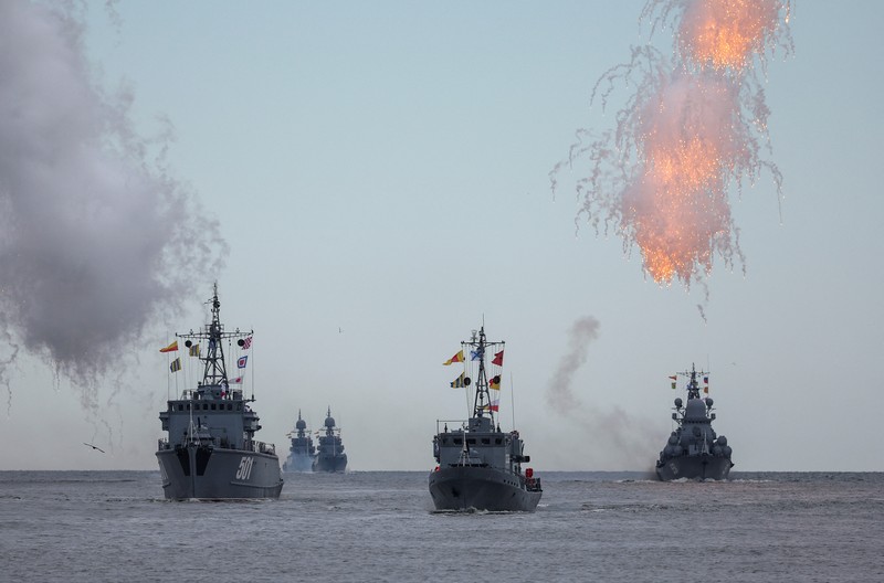 UKRAINE-CRISIS/RUSSIA-NAVY Russian multiple rocket launch systems fire during a parade marking Navy Day in Baltiysk in the Kaliningrad region, Russia July 31, 2022. REUTERS/Vitaly Nevar