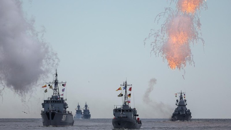Russian multiple rocket launch systems fire during a parade marking Navy Day in Baltiysk in the Kaliningrad region, Russia July 31, 2022. REUTERS/Vitaly Nevar