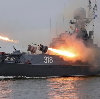 Langka! Potret Sangar Kapal Rusia 'Tembak-Tembakan' di Laut