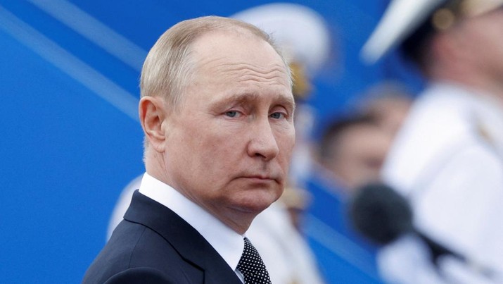 UKRAINE-CRISIS/RUSSIA-NAVY-PUTIN Russia's President Vladimir Putin attends a parade marking Navy Day in Saint Petersburg, Russia July 31, 2022. REUTERS/Maxim Shemetov