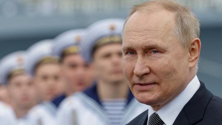 UKRAINE-CRISIS/RUSSIA-NAVY-PUTIN Russia's President Vladimir Putin attends a parade marking Navy Day in Saint Petersburg, Russia July 31, 2022. REUTERS/Maxim Shemetov TPX IMAGES OF THE DAY