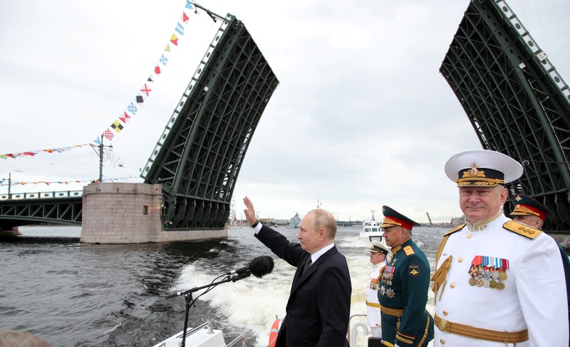 UKRAINE-CRISIS/RUSSIA-NAVY Russian multiple rocket launch systems fire during a parade marking Navy Day in Baltiysk in the Kaliningrad region, Russia July 31, 2022. REUTERS/Vitaly Nevar