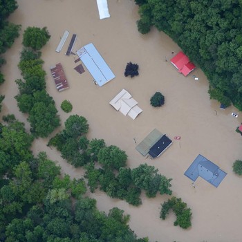 Potret Banjir Bandang Terjang AS, Mobil-Rumah Tenggelam