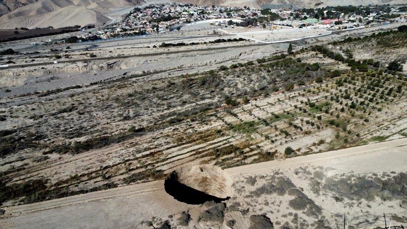 A sinkhole is exposed at a mining zone close to Tierra Amarilla town, in Copiapo, Chile, August 1, 2022. REUTERS/Johan Godoy NO RESALES NO ARCHIVE