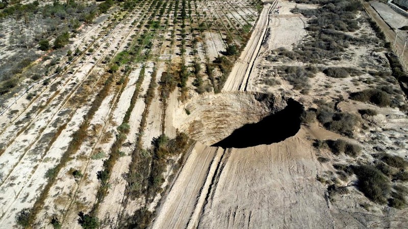 A sinkhole is exposed at a mining zone close to Tierra Amarilla town, in Copiapo, Chile, August 1, 2022. REUTERS/Johan Godoy NO RESALES NO ARCHIVE