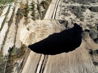 10 Sinkhole Paling Besar di Dunia, Bumi Bolong!