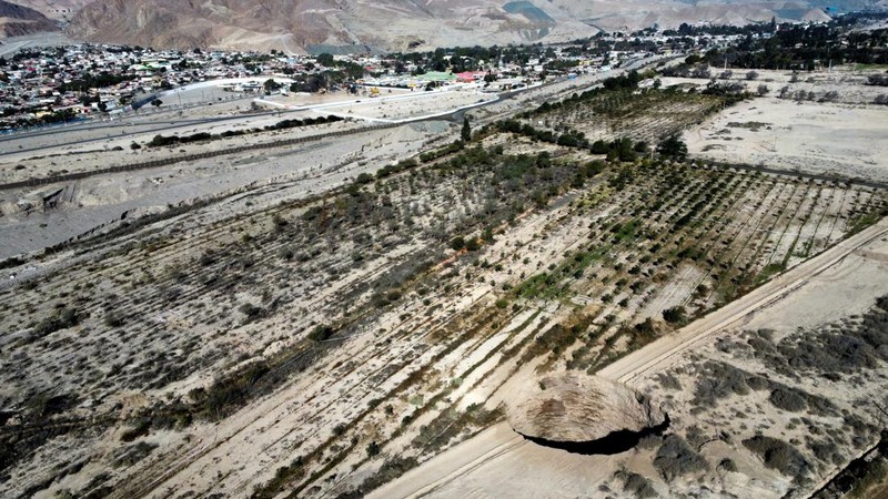 A sinkhole is exposed at a mining zone close to Tierra Amarilla town, in Copiapo, Chile, August 1, 2022. REUTERS/Johan Godoy NO RESALES NO ARCHIVE