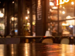 Praha Incar Turis-Turis Kaya, Wisata Pub Jalanan Dilarang