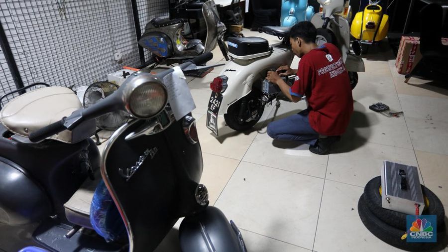 Motor Vespa Diubah Jadi Vespa Listrik (CNBC Indonesia/Andrean Kristianto)