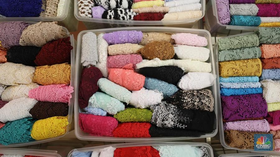 Pekerja mengukur kain impor yang berasal dari Cina di kawasan pusat teksil di Jakarta, Selasa (2/8/2022). (CNBC Indonesia/Tri Susilo)